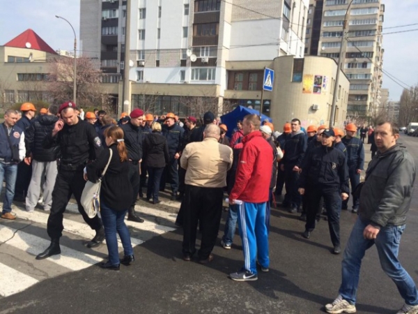В Киеве “титушки” избили жителей Никольской слободки