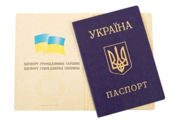 Депутаты планируют легализовать многомиллионную аферу на паспортах, - журналист