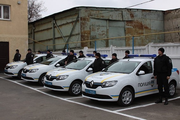 Полицейские охранники купили «Логаны» у жены руководителя «Укроборонпрома» по завышенной цене