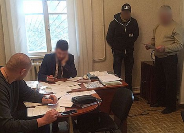 Киевских чиновников задержали на взятке в четверть миллиона: продолжаются обыски