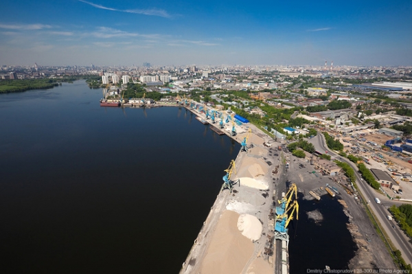 Почему СБУ не реагирует на поставки крымским предприятиям Фирташа сырья из Южного порта?