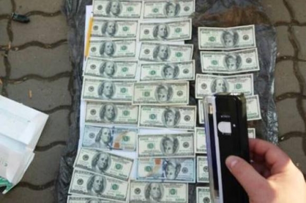 В Одессе задержали двух офицеров СБУ на взятке в 70000 долларов