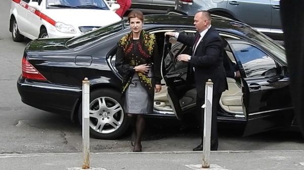 Марина Порошенко ездит на Mercedes со свитой охраны