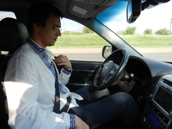 Министра инфраструктуры на Николаевщине провезли по «убитой» днепропетровской трассе и дали самому сесть за руль