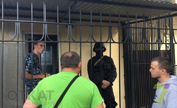 В Одессе люди в масках захватили жилой комплекс