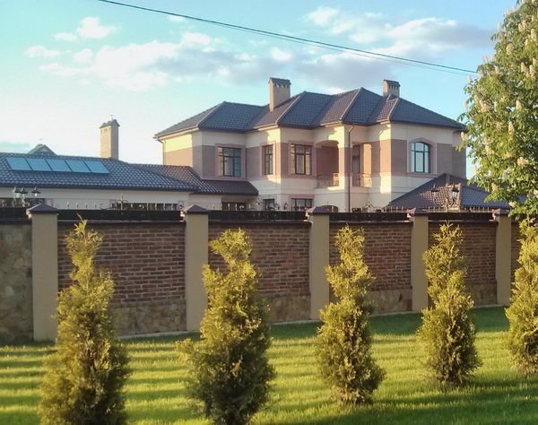 Жена заместителя начальника Львовской налоговой построила роскошное имение под Львовом